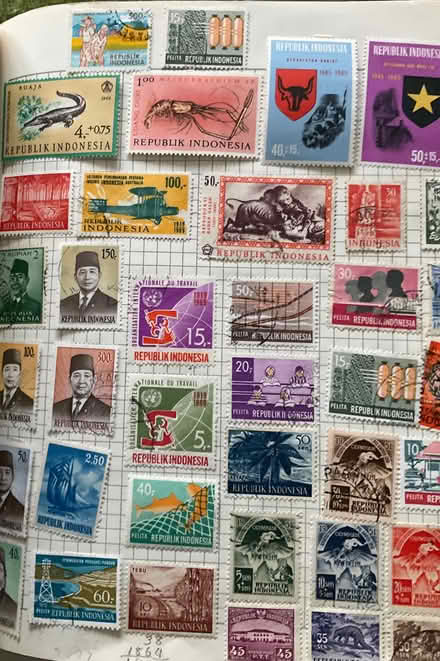 Photo of free A old collection of world postage stamps. (Baswich ST17) #2