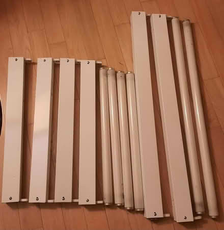 Photo of free 2' and 3' fluorescent light fixture (Center and Bathurst (Vaughan)) #1