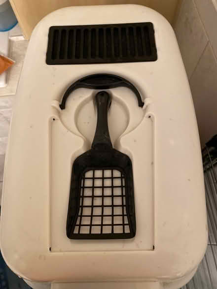 Photo of free Covered cat litter tray (Southwick BN42) #4