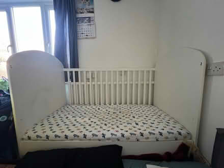 Photo of free Baby bed - white (Yiewsley UB7) #1