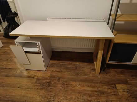 Photo of free White modern desk (Birmingham B29) #1