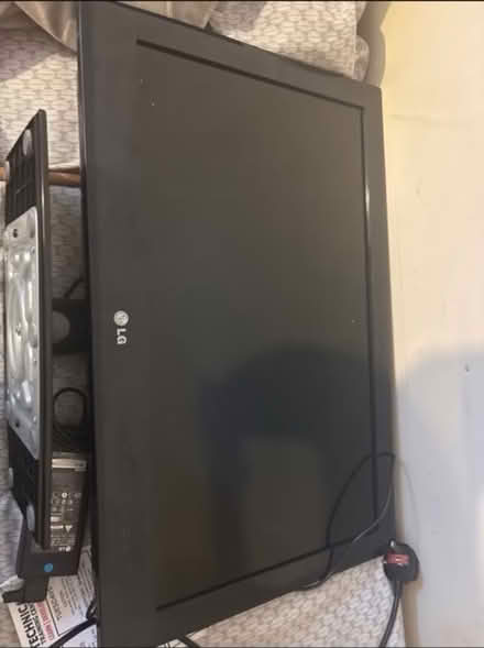Photo of free 1 22” LG TV and a 32”Samsung TV (Luton - LU4) #2