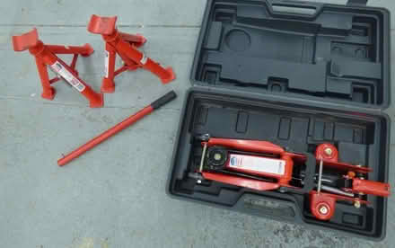 Photo of Vehicle Jack & inspection stands (CH60) #1