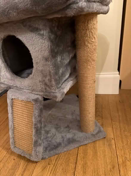 Photo of free Cat hutch and scratch post (Burnham SL1) #2