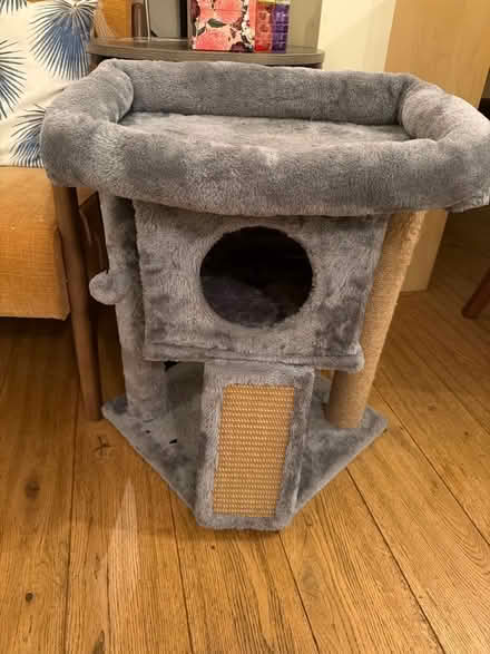 Photo of free Cat hutch and scratch post (Burnham SL1) #1