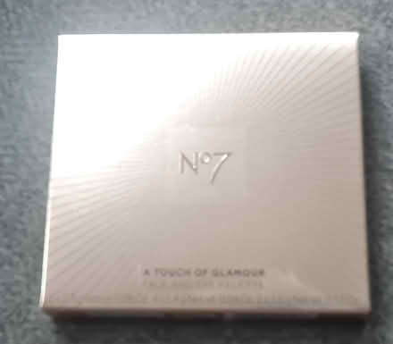Photo of free No.7 face and eye palette (Marsh LA1) #1