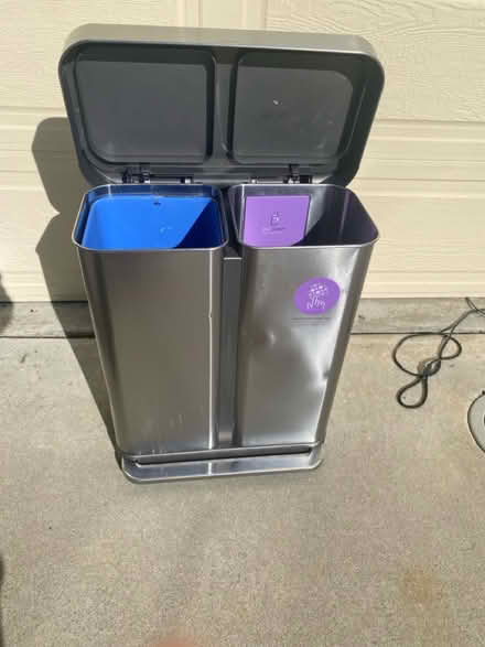 Photo of free Trash can (Redwood shores) #1