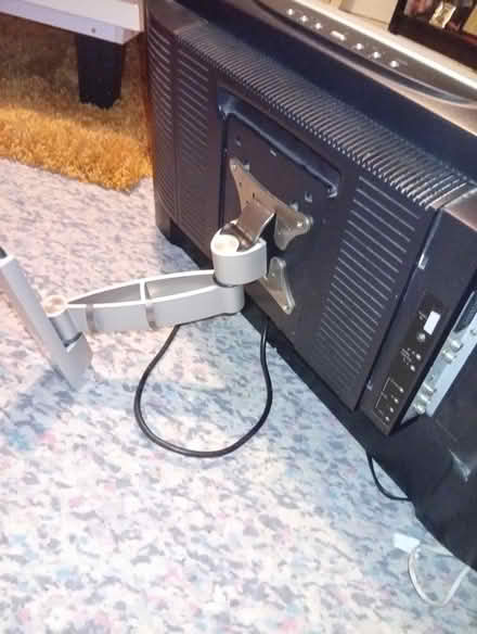 Photo of free TV older, non-smart, 20 inches (Penge East SE26) #3