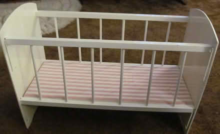 Photo of free Dolls' drop side cot. (IP3) #2