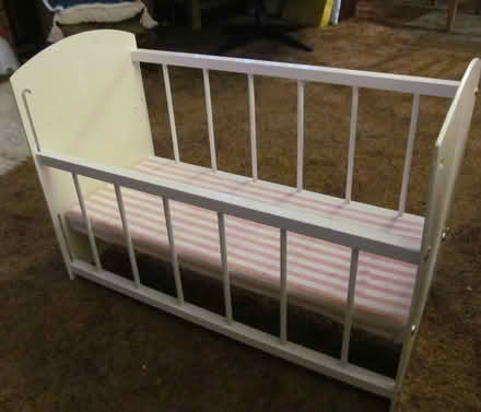 Photo of free Dolls' drop side cot. (IP3) #1