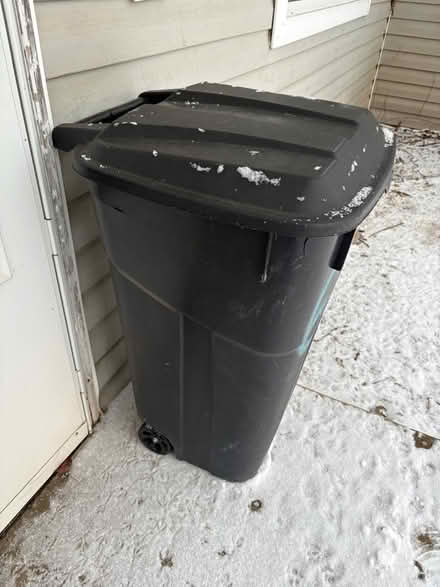 Photo of free Garbage trash bin can (Walled Lake) #1