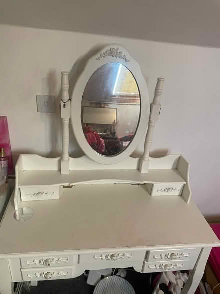 Photo of free White dressing table with mirror (S8 Heeley) #4
