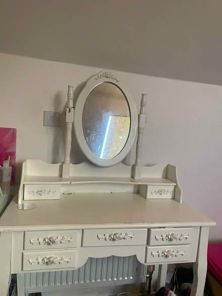 Photo of free White dressing table with mirror (S8 Heeley) #2