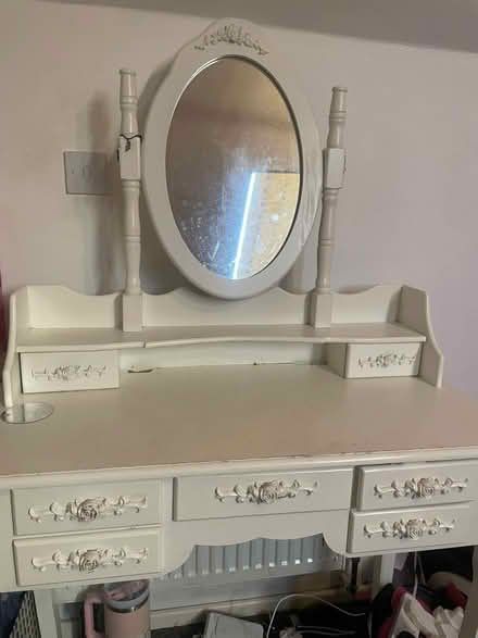 Photo of free White dressing table with mirror (S8 Heeley) #1
