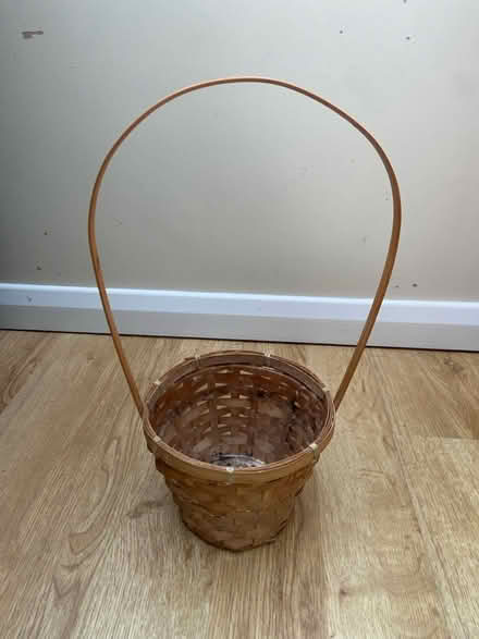 Photo of free Plant pot basket & fake roses (St Albans AL1) #3