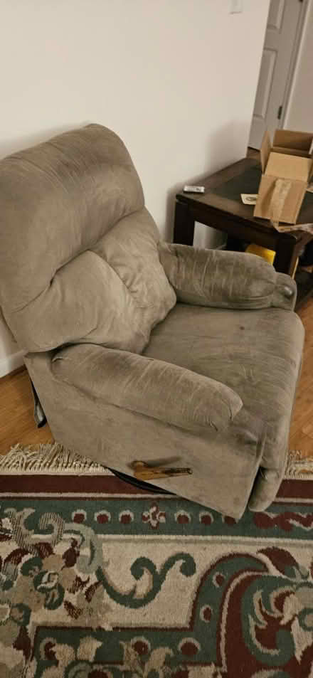 Photo of free Recliner (Mt Vernon DC) #1