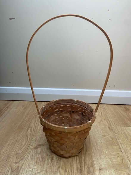 Photo of free Plant pot basket & fake roses (St Albans AL1) #2