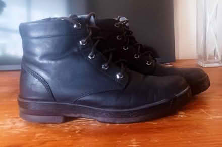 Photo of free WINTER BOOTS -- fits MENS Size 9 (Parliament & Wellesley Streets) #1