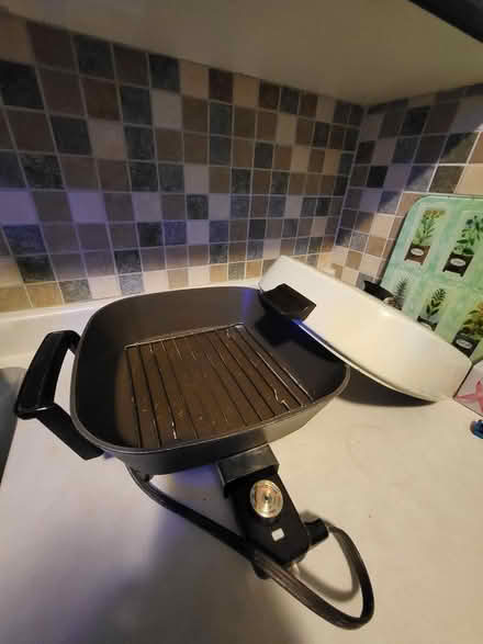 Photo of free Electric frying pan (Woodroffe/Medhurst in Nepean) #2