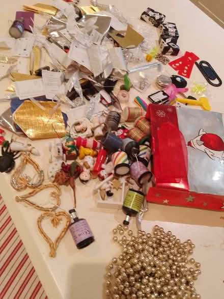 Photo of free cracker fillings, jokes, hats, bows (Fords Farm RG30) #1