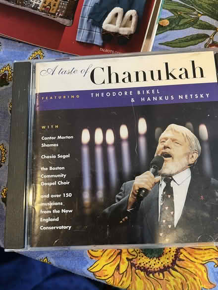 Photo of free Chanukah CD. Theodore Bikel (Prospect and DeAnza) #1