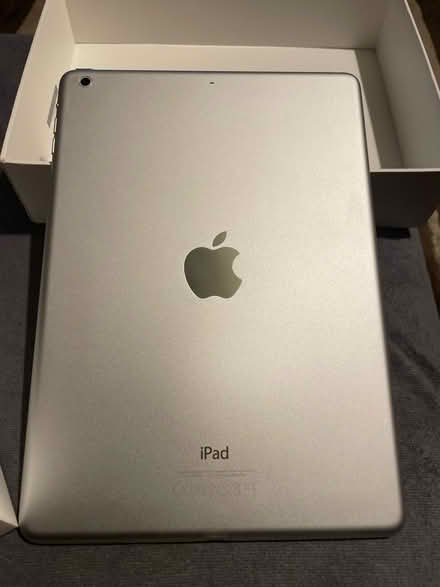 Photo of free I Pad Air - 1st generation. 16GB (Pollards Hill SW16) #1