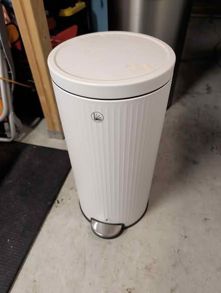 Photo of free Round kitchen trashcan (Menlo Park / Stanford) #1