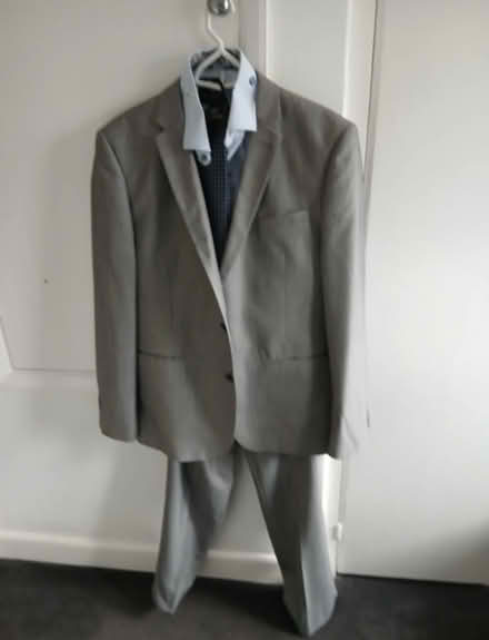 Photo of free light grey mens 3 piece suit (Underdale SY2) #3