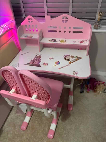Photo of free Girls desk and chair (Ellesmere port CH66) #1