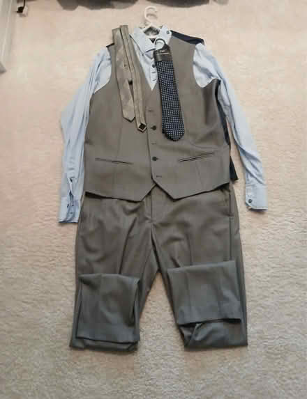Photo of free light grey mens 3 piece suit (Underdale SY2) #2