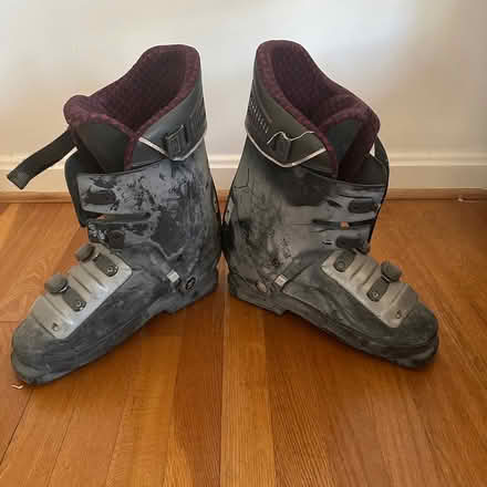 Photo of free Broken Ski boots for decoration (7 corners) #1