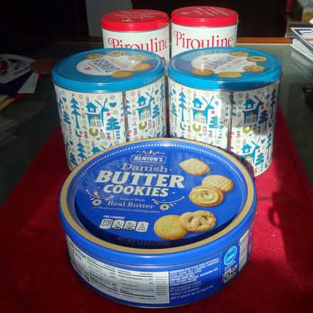 Photo of free Cookie tins (Jefferson Avenue Downers Grove) #1
