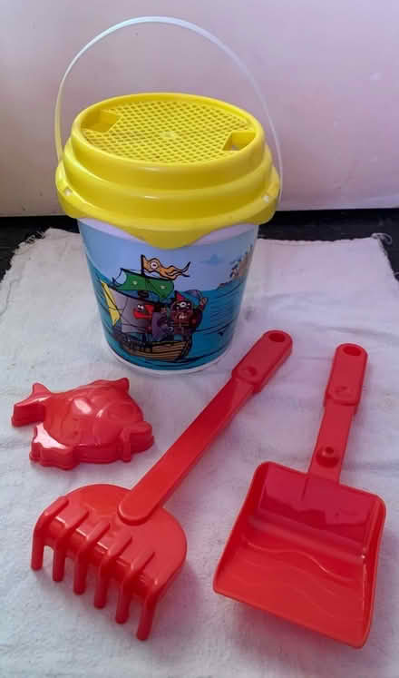 Photo of free Children’s bucket and spade set with accessories (Slyfield GU1) #1
