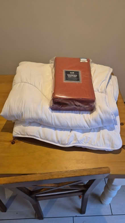 Photo of free Small double mattress topper and new single duvet cover set (Waddon CR0) #1