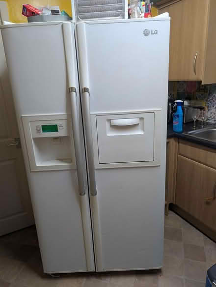Photo of free American fridge freezer (Micklefield hp13 7je) #3