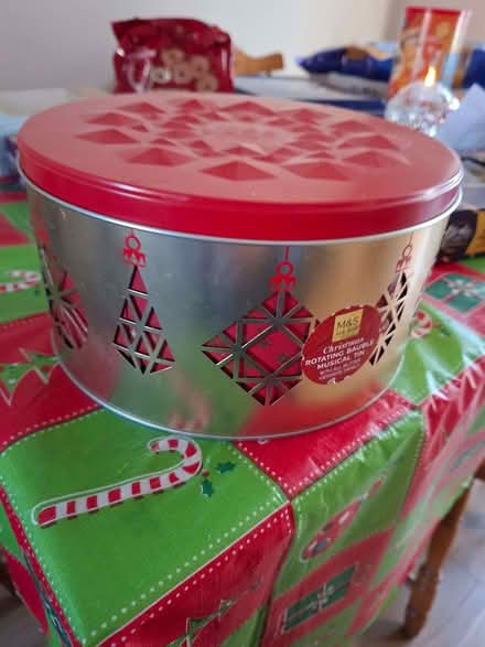 Photo of free Musical christmas biscuit tin (Bilton CV22) #1