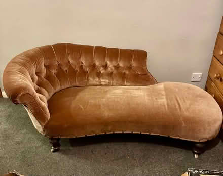 Photo of free Dusky pink chaise lounge (Lu7 9qd) #1