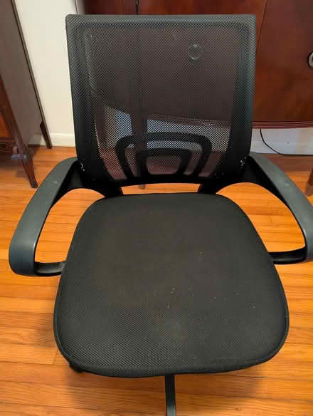 Photo of free Desk chair w mesh back (Farmington Hills SE) #1
