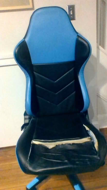 Photo of free Desk/Gaming Chair (Adams Morgan/Dupont/U St) #1