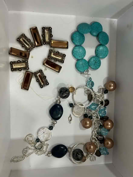 Photo of free Random broken jewelry (Sunnyvale - Ponderosa Park) #1