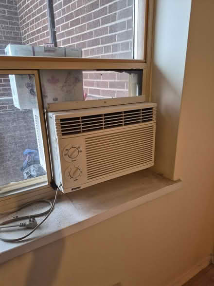 Photo of free Window a/cs (Maple and Ontario Burlington) #1
