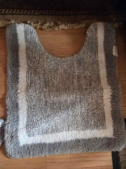 Photo of free Grey and white bathroom rug (20011) #1