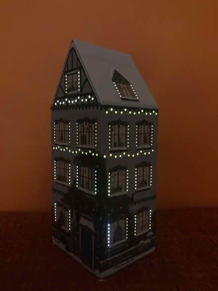 Photo of free EMPTY cookie tin with light. (Seaside BN22) #3