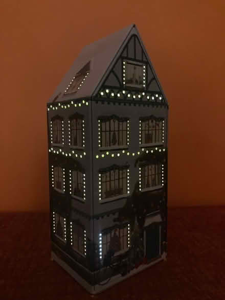 Photo of free EMPTY cookie tin with light. (Seaside BN22) #4