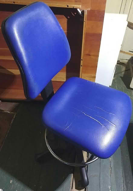 Photo of free Rolling chair with foot rest (Pearl-Meigs-Monroe (14607)) #3