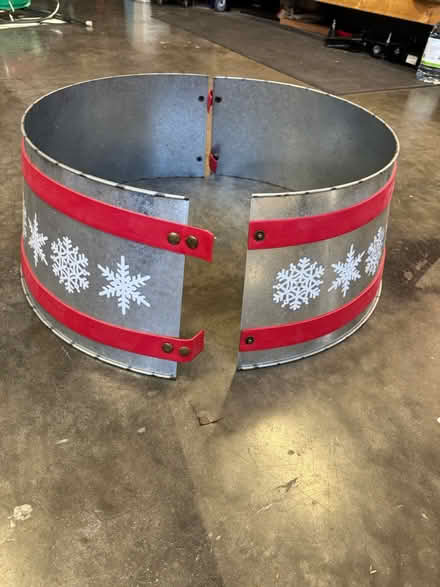 Photo of free Metal tree skirt (NE Vienna) #1
