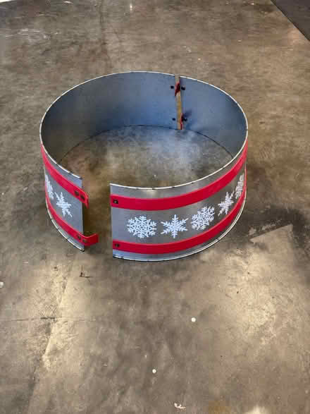 Photo of free Metal tree skirt (NE Vienna) #2