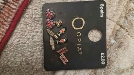Photo of free Misc jewellery and used makeup (KT5) #1