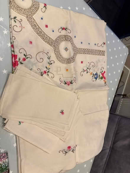 Photo of free Rectangle table cloth & napkins (Shirley CR0) #1