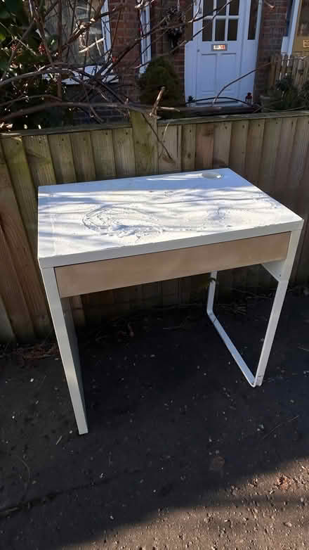 Photo of free White Desk Twickenham (Twickenham TW1) #1